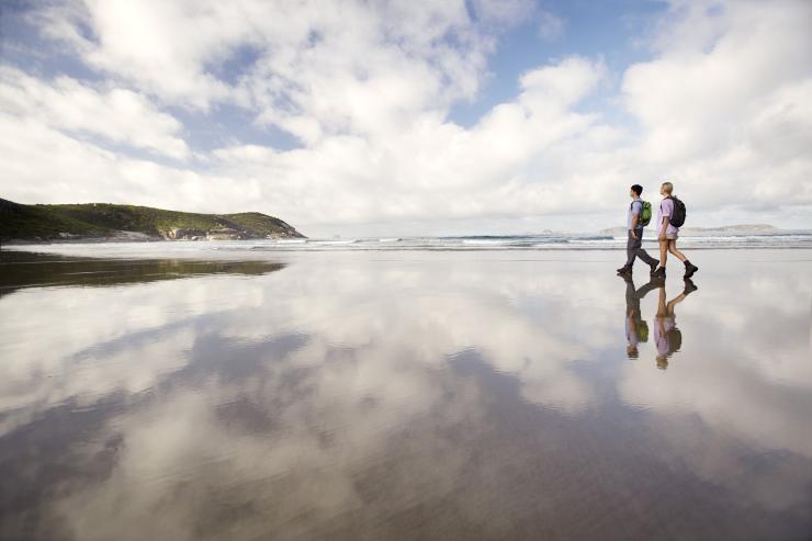 Paar beim Spazierengehen am Squeaky Beach © Garry Moore, Visit Victoria Paar beim Spazierengehen am Squeaky Beach © Garry Moore, Visit Victoria