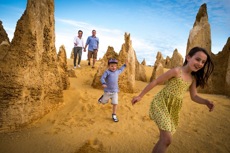 Familie erkundet die Pinnacles, Nambung National Park in Westaustralien © Tourism Western Australia/David Kirkland Familie erkundet die Pinnacles, Nambung National Park in Westaustralien © Tourism Western Australia/David Kirkland