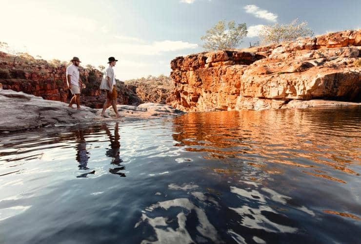 Wanderer in der Bell Gorge im Wunaamin Miliwundi Ranges Conservation Park, Kimberley, Westaustralien © Tourism Western Australia