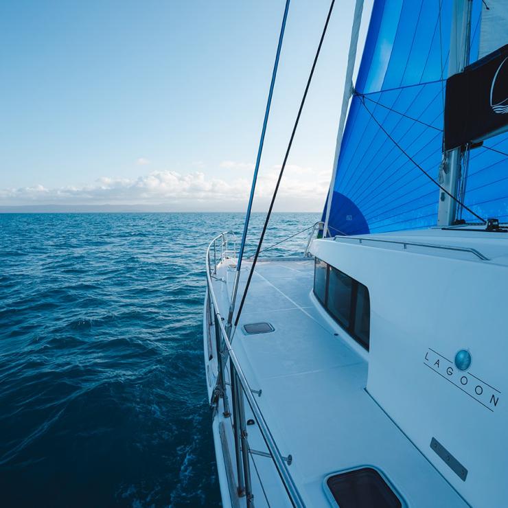 Sailaway Reef & Island Tours sailboat cruising off the coast of Port Douglas © Tourism Australia Sailaway Reef & Island Tours sailboat cruising off the coast of Port Douglas © Tourism Australia