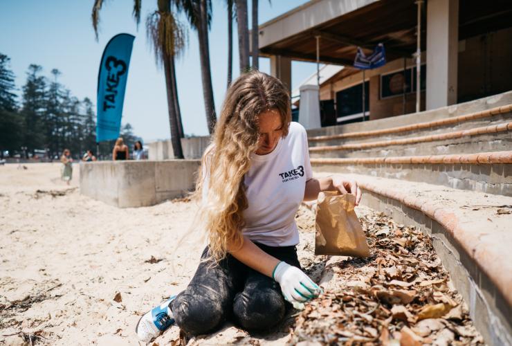 Woman collecting rubbish during a beach clean-up in Byron Bay © Take 3 for the Sea Woman collecting rubbish during a beach clean-up in Byron Bay © Take 3 for the Sea