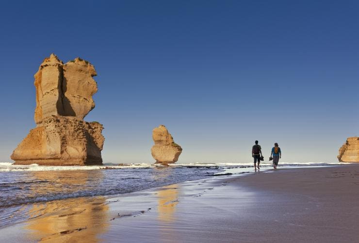 Couple in front of the Twelve Apostles, Great Ocean Road, VIC © Visit Melbourne and Mark Watson Couple in front of the Twelve Apostles, Great Ocean Road, VIC © Visit Melbourne and Mark Watson