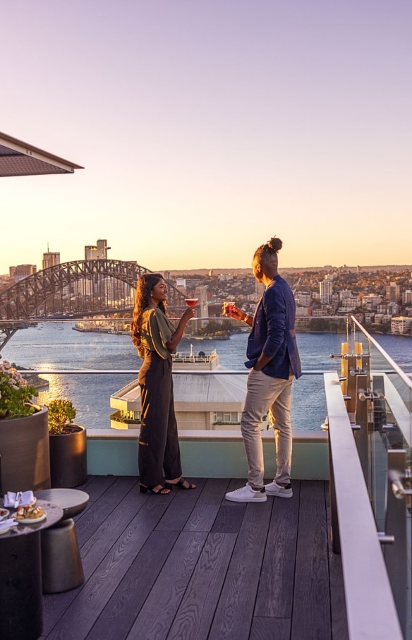 Bar rooftop de l'Aster Bar surplombant le Harbour Bridge et l'Opéra de Sydney, Sydney, Nouvelle-Galles du Sud © Tourism Australia