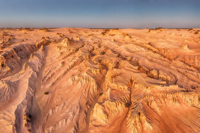 Vue aérienne des formations de sable et d'argile escarpées des Murailles de Chine, Mungo National Park, Nouvelle-Galles du Sud © Destination NSW Vue aérienne des formations de sable et d'argile escarpées des Murailles de Chine, Mungo National Park, Nouvelle-Galles du Sud © Destination NSW