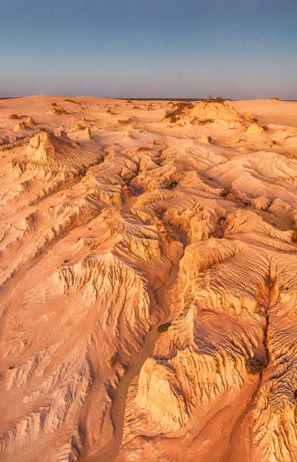 Vue aérienne des formations de sable et d'argile escarpées des Murailles de Chine, Mungo National Park, Nouvelle-Galles du Sud © Destination NSW