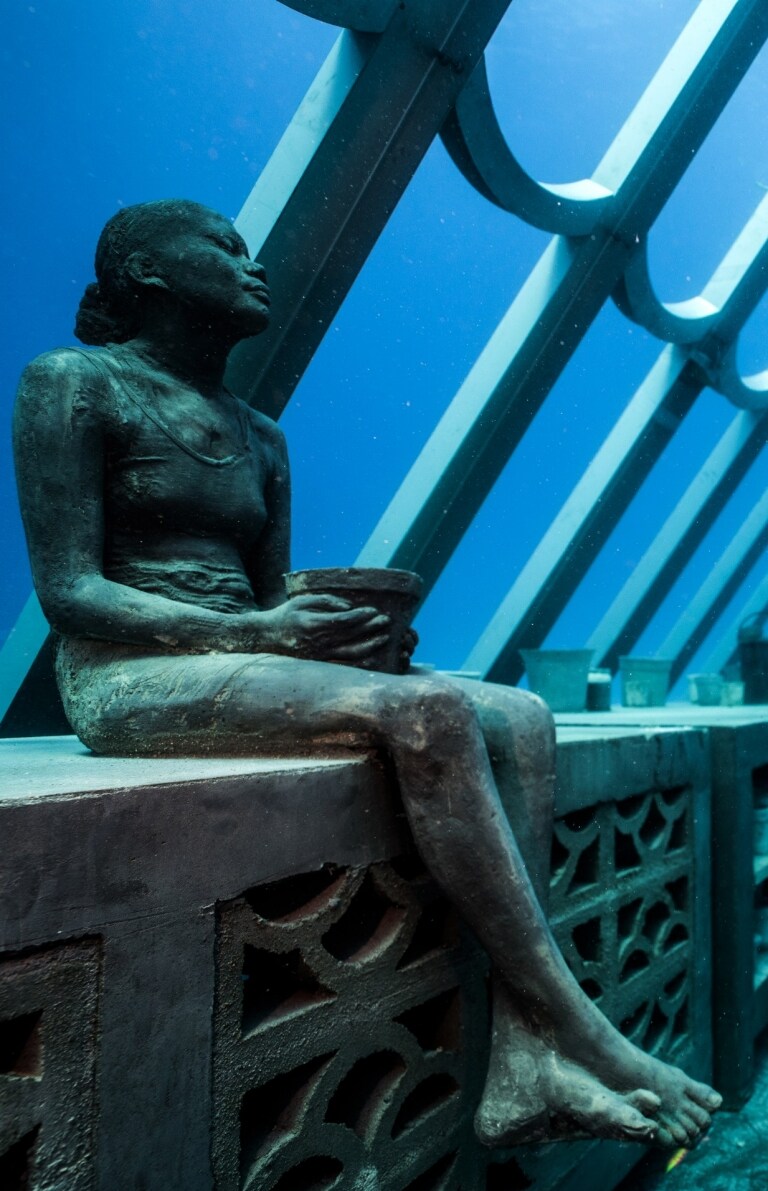 Exposition de sculptures sous-marines dans le Museum of Underwater Art près de Townsville © Matt Curnock