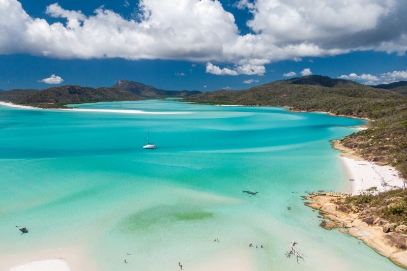 Pemandangan dari udara ke arah Whitehaven Beach dari Hill Inlet di Whitsundays © Tourism and Events Queensland Pemandangan dari udara ke arah Whitehaven Beach dari Hill Inlet di Whitsundays © Tourism and Events Queensland