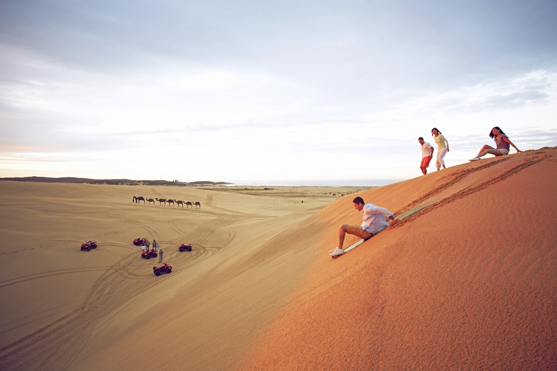Seluncur Pasir di Stockton Beach, Port Stephens, New South Wales © Tourism Australia