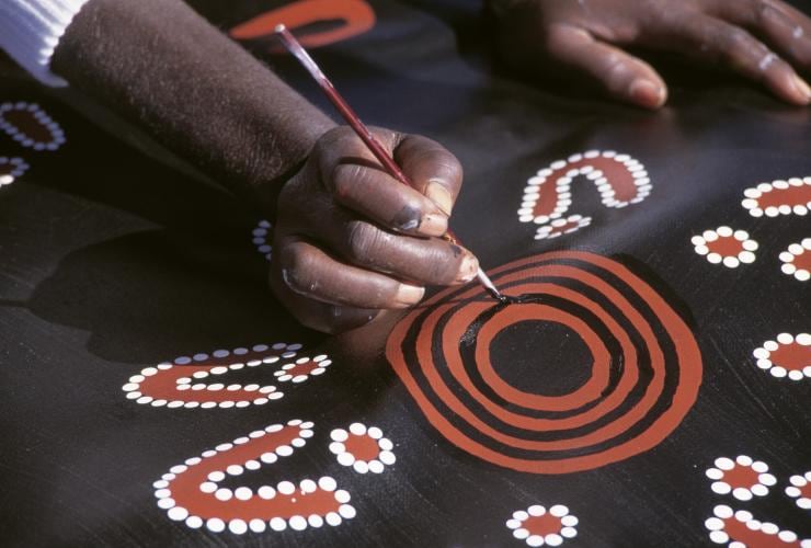 Artista della Papunya, Central Australia, Northern Territory © Tourism NT Artista della Papunya, Central Australia, Northern Territory © Tourism NT