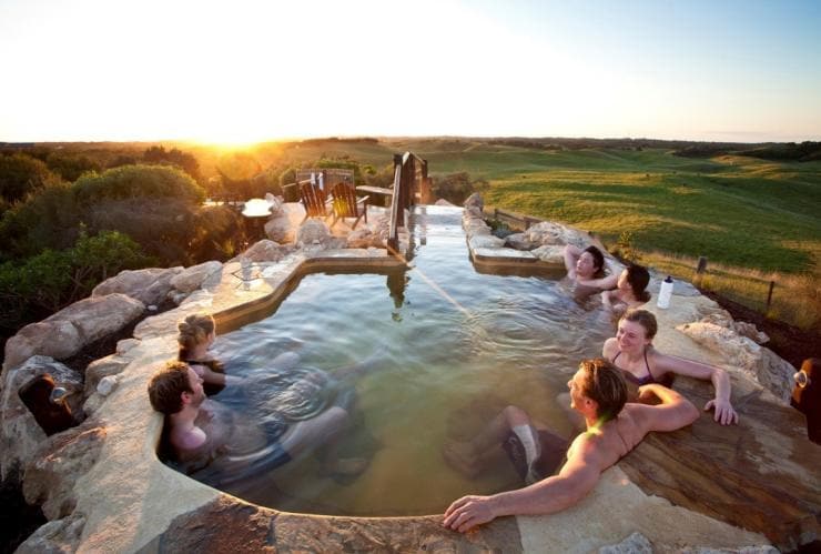 ビクトリア州、モーニントン半島、ペニンシュラ・ホット・スプリングス・ヒルトップ・プール © Peninsula Hot Springs ビクトリア州、モーニントン半島、ペニンシュラ・ホット・スプリングス・ヒルトップ・プール © Peninsula Hot Springs