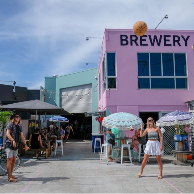クイーンズランド州、ゴールド・コースト、マイアミ、ロスト・パームス・ブルーイング・カンパニーのビアガーデン © Lost Palms Brewing Company クイーンズランド州、ゴールド・コースト、マイアミ、ロスト・パームス・ブルーイング・カンパニーのビアガーデン © Lost Palms Brewing Company
