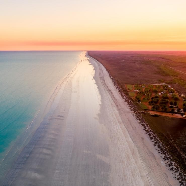 80マイルビーチの上空からの日の出の眺め © Australia’s North West, CJ Maddock (@awaywithcj) 80マイルビーチの上空からの日の出の眺め © Australia’s North West, CJ Maddock (@awaywithcj)