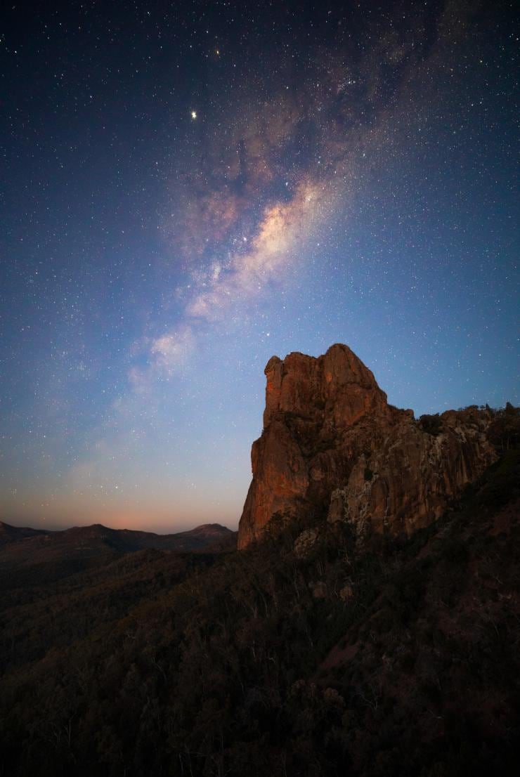 Pemandangan bimasakti di atas formasi bebatuan © Destination NSW