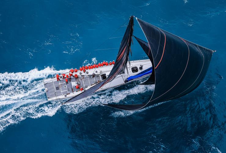 Luftaufnahme eines Seegelboots bei der Hamilton Island Race Week, Hamilton Island, Queensland © Salty Dingo