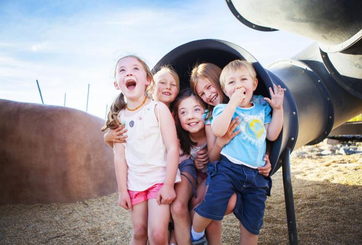 Kinder haben Spaß auf dem Pod Playground im National Arboretum in Canberra, Australian Capital Territory © VisitCanberra