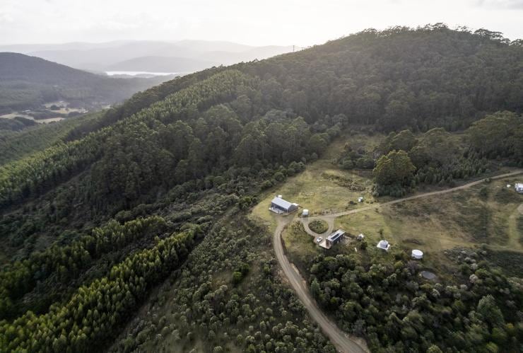 Luftaufnahme der McHenry Distillery, die auf einem von Bäumen umgebenen Hügel liegt, Tasman Peninsula, Tasmanien © Tourism Australia