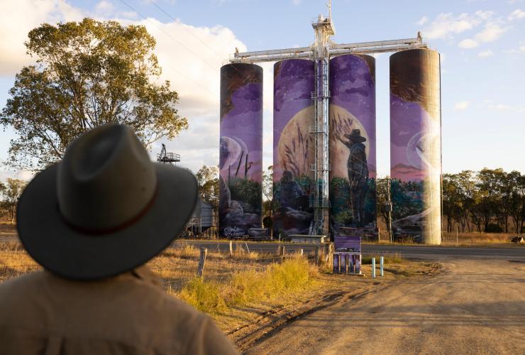 Eine Person betrachtet die Three Moon Silo Art, Three Moon, Queensland © Tourism and Events Queensland