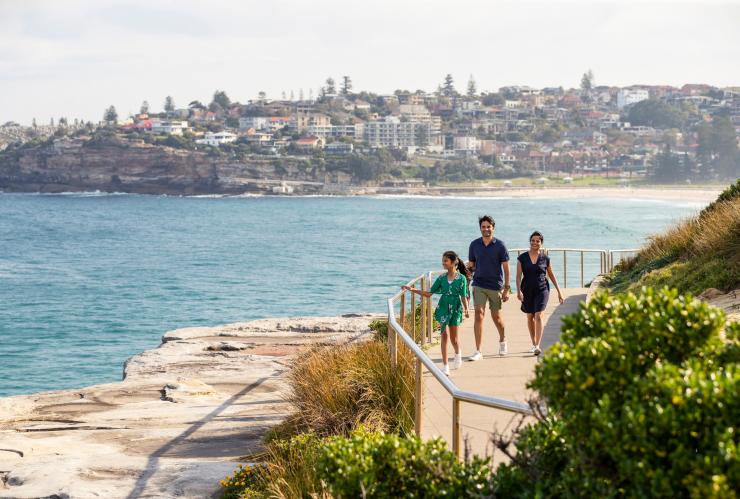 Famille arpentant le sentier côtier entre Bondi et Bronte dans la banlieue est de Sydney, NSW © Destination NSW
