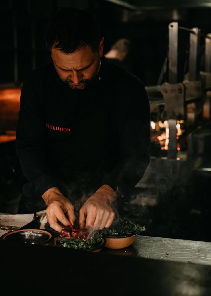 Le chef Lennox Hastie en train de dresser un plat chez Firedoor, Surry Hills, Nouvelle-Galles du Sud © Nikki To 