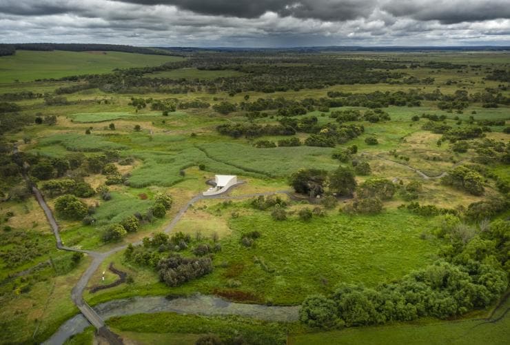 Vue aérienne de l'étendue de verdure luxuriante du Budj Bim Cultural Landscape, Victoria © Tourism Australia
