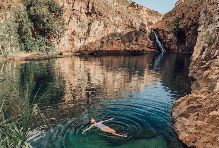 Une personne flottant sur le dos sur les eaux claires et turquoise de Barramundi Gorge (Maguk), Kakadu National Park, NT © Tourism Northern Territory/Adriana Alvarado