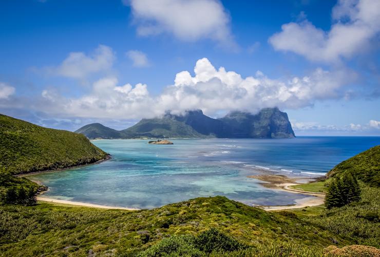 Vue aérienne des sommets verts, du sable blanc et de l'eau bleue de Lord Howe Island depuis le North Bay Walk, Nouvelle-Galles du Sud, © Luke Hanson
