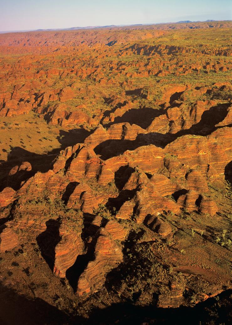 Vue aérienne des dômes rocheux orange escarpés de la chaîne des Bungle Bungle, Purnululu National Park, Australie Occidentale © Tourism Australia