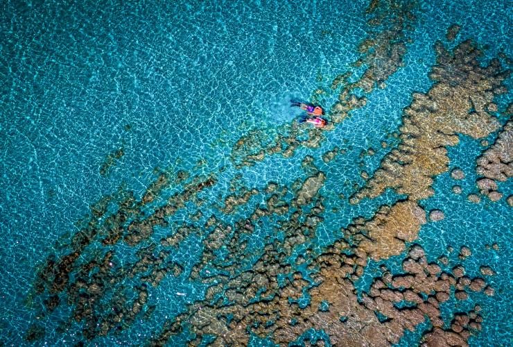Vue aérienne de deux personnes s'adonnant à la plongée avec masque et tuba, Shark Bay, Australie Occidentale © Ben Teo/Coral Coast Helicopter Services