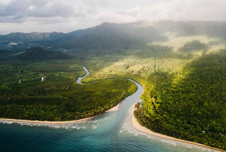 Vue aérienne du sable blanc et de l'eau bleu clair de Thornton Beach sillonnant les étendues verdoyantes et montagneuses de la forêt tropicale de Daintree, Queensland © Tourism Tropical North Queensland