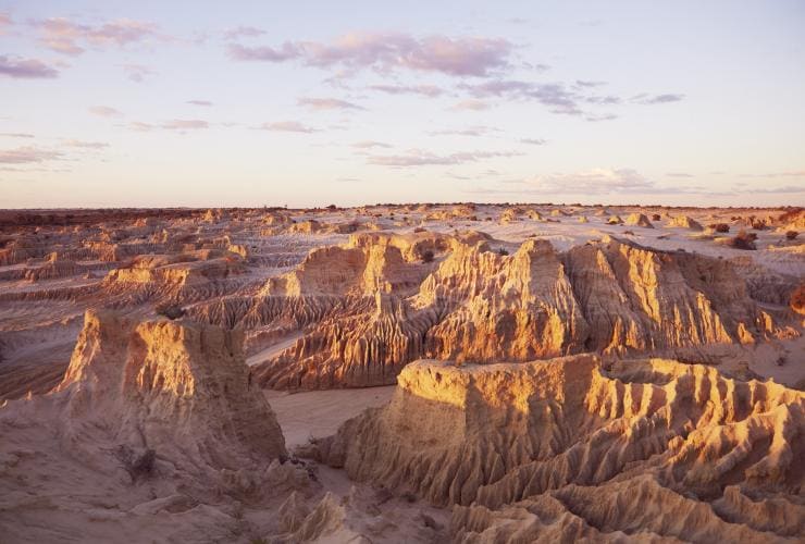 Une étendue rocheuse blanchâtre de dunes de sable et d'argile au Mungo National Park lors du coucher du soleil, Nouvelle-Galles du Sud © Destination NSW
