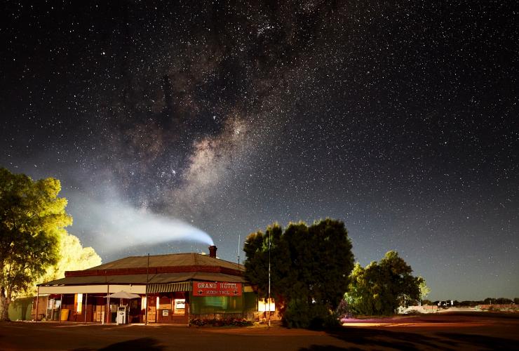 Sebuah bangunan kecil di bawah hamparan langit malam bertabur bintang di Grand Hotel Kookynie, Kookynie, Western Australia © Tourism Western Australia
