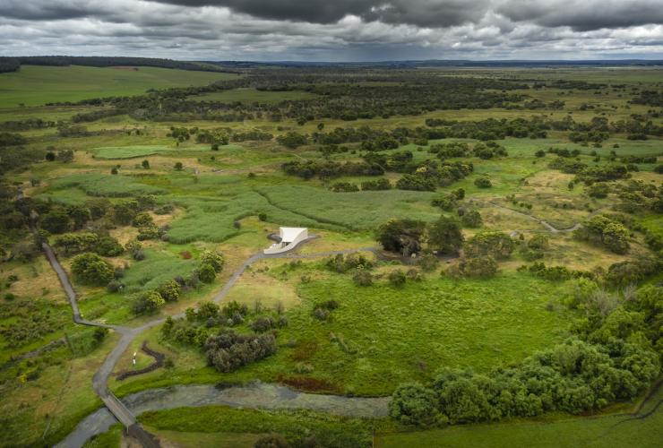 Pemandangan dari udara bentang alam dengan tumbuhan rimbun di Budj Bim Cultural Landscape, Victoria © Tourism Australia
