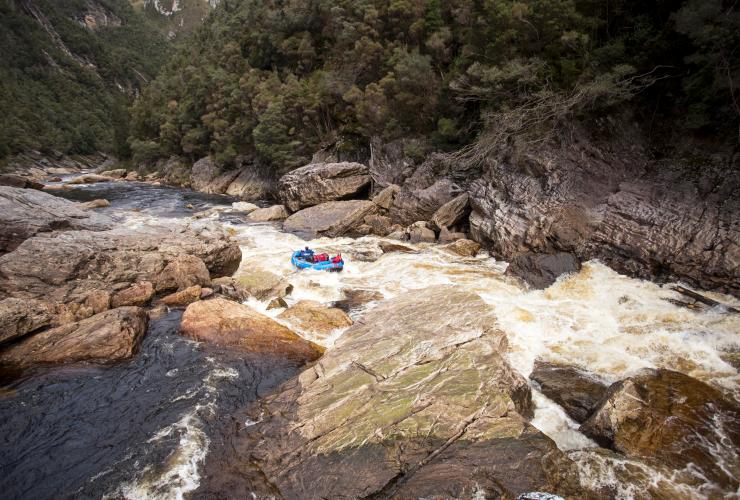 Orang mencoba petualangan arung jeram di sungai berbatu yang menantang bersama Franklin River Rafting, Franklin-Gordon Wild Rivers National Park, Tasmania © Tourism Australia