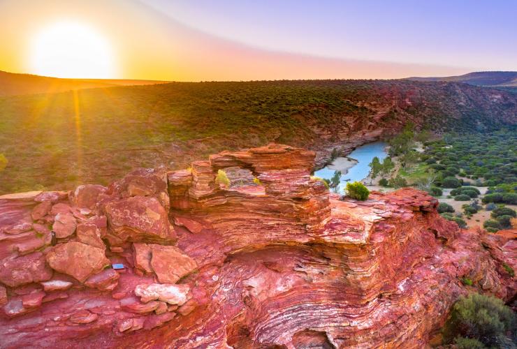 Gambar udara batu merah dan padang semak saat matahari terbenam di Kalbarri National Park, Western Australia © Tourism Western Australia
