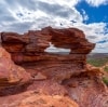 Formasi bebatuan merah yang menghadap ke sungai dan padang semak di Nature's Window, Kalbarri National Park, Western Australia © Australia's Coral Coast