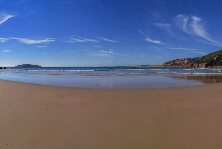 Hamparan pasir datar dengan ombak tenang di Fairy Cove, Wilsons Promontory National Park, Victoria © Mark Watson, Visit Victoria