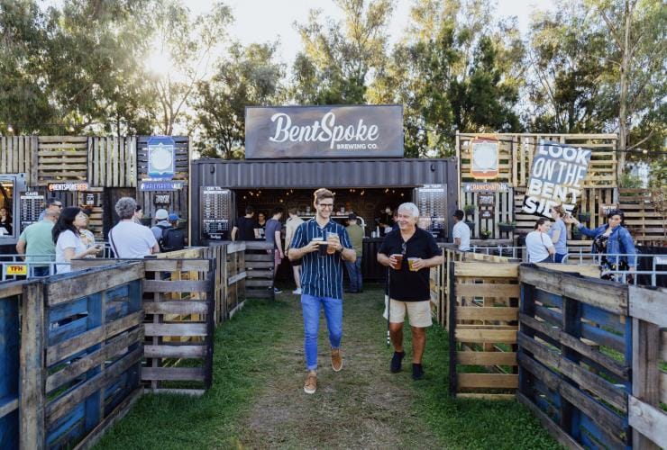 Due uomini con calici di birra in mano al BentSpoke Beer Garden durante l'Enlighten Festival, Canberra, Australian Capital Territory © 5 Foot Photography, Davey Barber for VisitCanberra