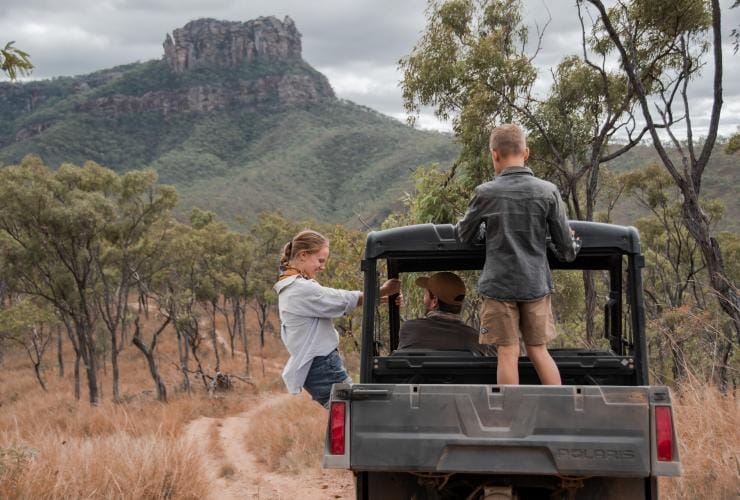 Una famiglia a bordo di un buggy nell'outback al Mt Mulligan Lodge, Mt Mulligan, Queensland © Tourism and Events Queensland