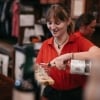 Barista che versa un distillato nei bicchieri di un vassoio da degustazione all'Hoochery Distillery Café a Kununurra, Western Australia © Tourism Western Australia