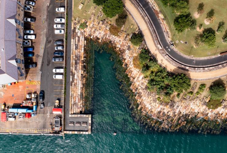 Vista aerea delle acque turchesi e della vegetazione circostante di Marrinawi Cove, Barangaroo Reserve, Sydney, New South Wales © NSW Government