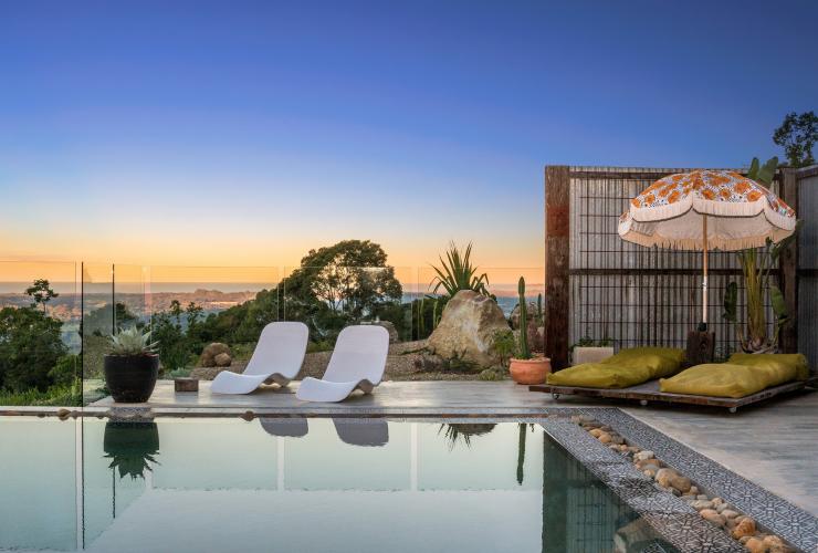 Sedie e lettini a bordo piscina con vista sull'oceano al tramonto presso Blackbird, Byron Bay, New South Wales © Blackbird/Saul Goodwin @propertyshotphotography