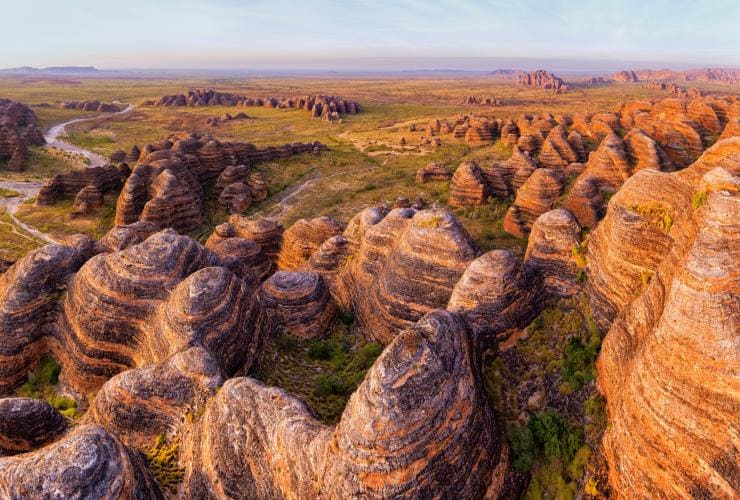 西澳州普爾努盧盧國家公園（Purnululu National Park）班古魯班古魯山脈（Bungle Bungle Range）的高空景致，滿眼是橙黑相間的圓頂岩石©西澳州旅遊局