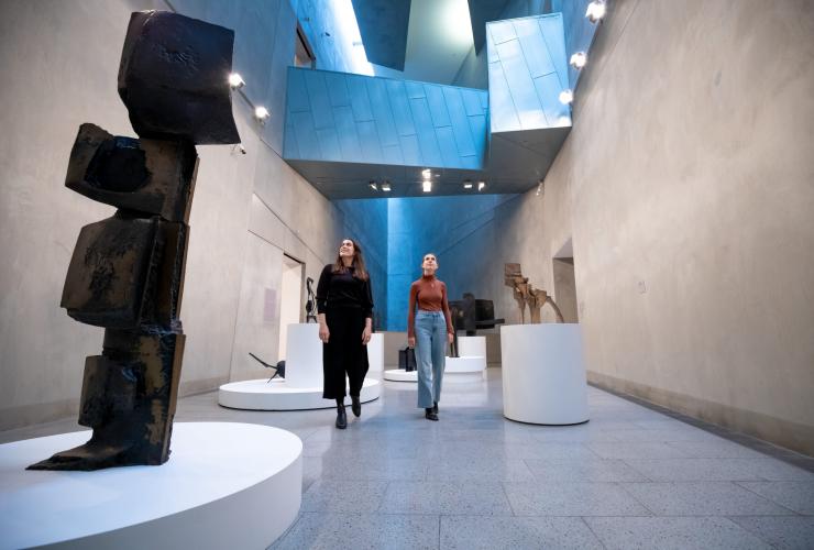 兩位女士走過維多利亞州墨爾本維多利亞國家美術館的展廳©澳洲旅遊局
