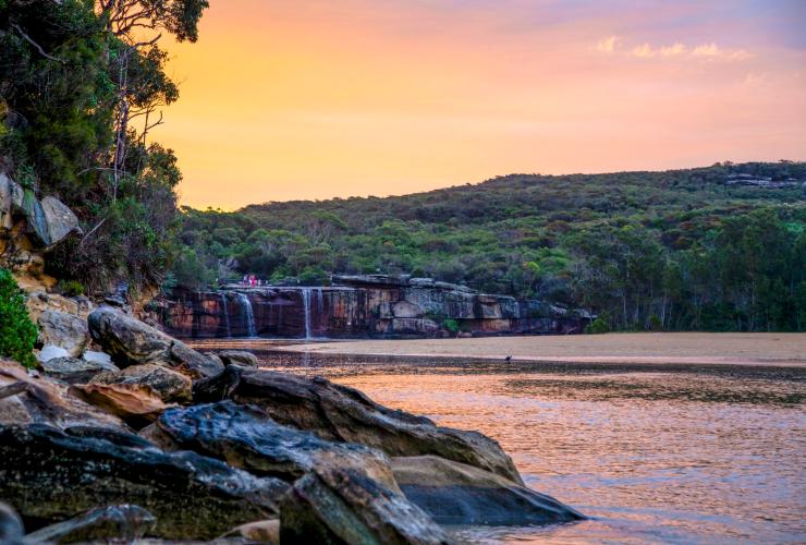 新南威爾士州（New South Wales）皇家國家公園的瓦塔莫拉瀑布（Wattamolla Falls）©澳洲旅遊局
