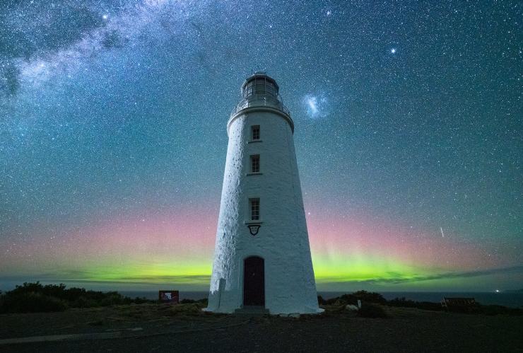 塔斯曼尼亞布尼島布尼角燈塔在晚上的景致，背面是星空和南極光©Luke Tscharke