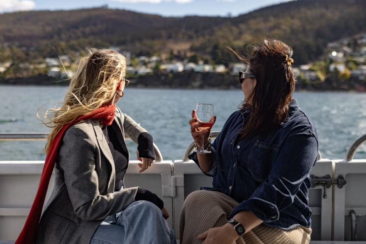 塔斯曼尼亞荷伯特Tasmanian Wild Seafood Adventures海鮮之旅的觀光船船尾有兩名女子©Dearna Bond